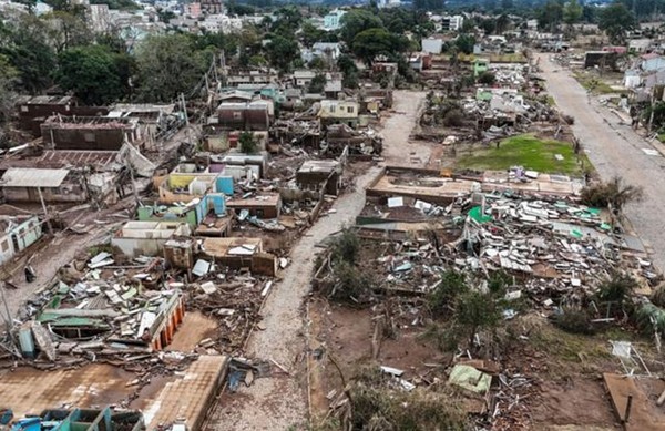 Cidades inteiras foram devastadas pelas inundações — Foto: BBC / EPA-EFE-REX-SHUTTERSTOCK