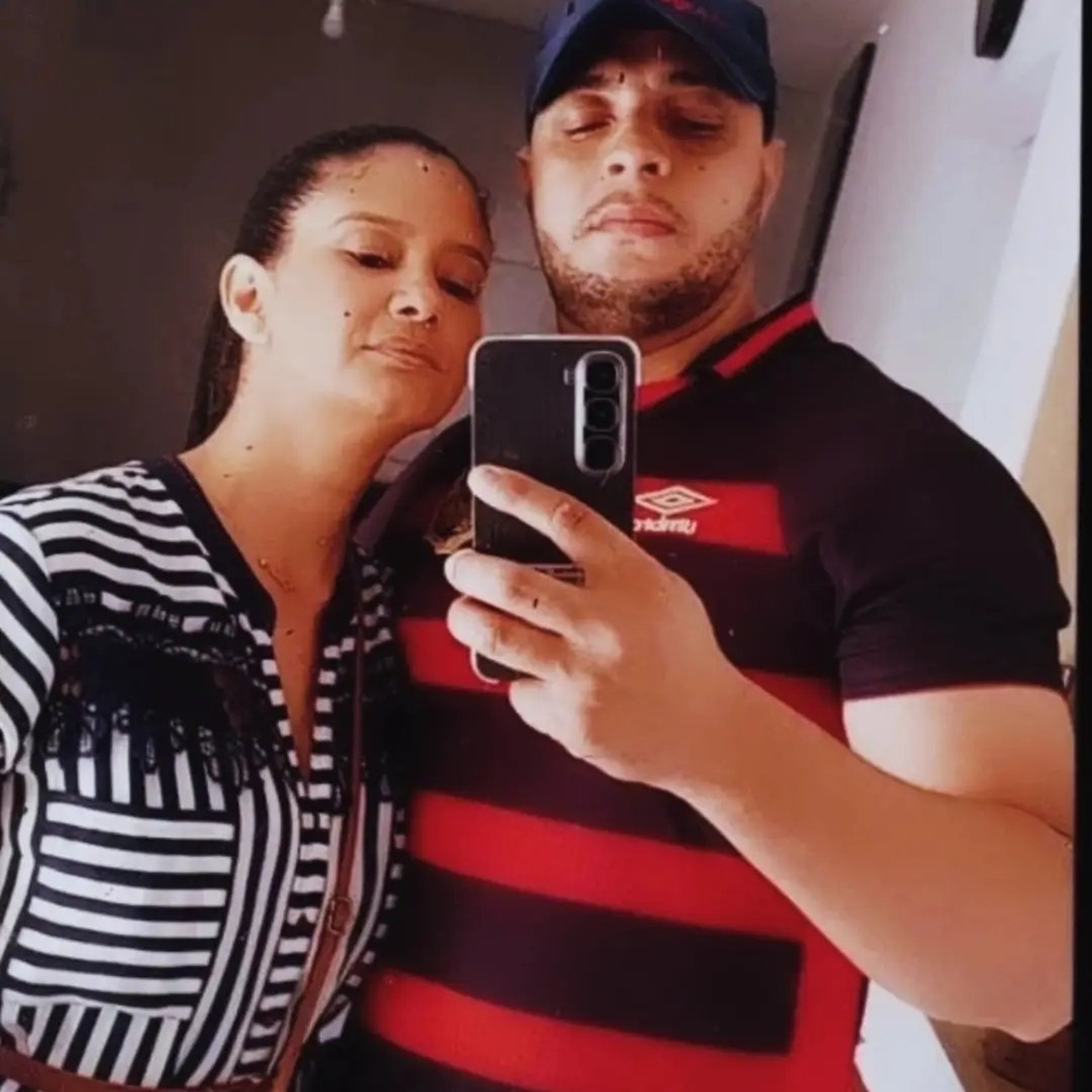 Jovem mata marido a facadas dentro de casa e é presa em flagrante após ligar para PM