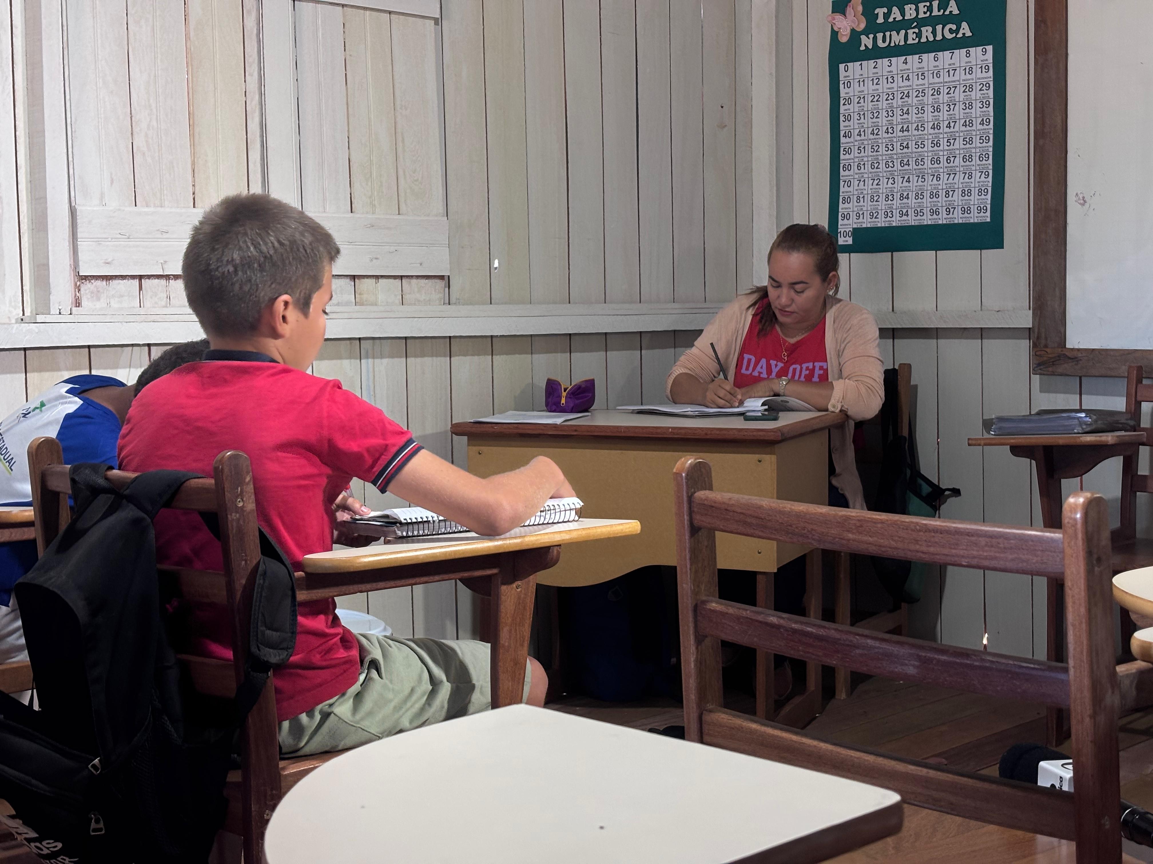 Alunos que estudavam em casebre sem paredes há 3 anos no Acre voltam às aulas em novo colégio