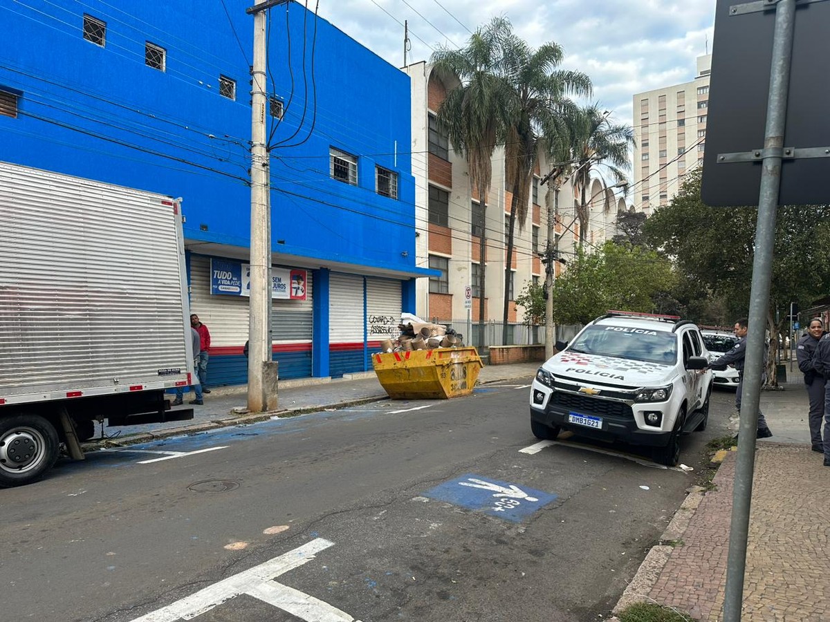 Criminosos rendem funcionários e roubam produtos de caminhão de rede varejista em Piracicaba