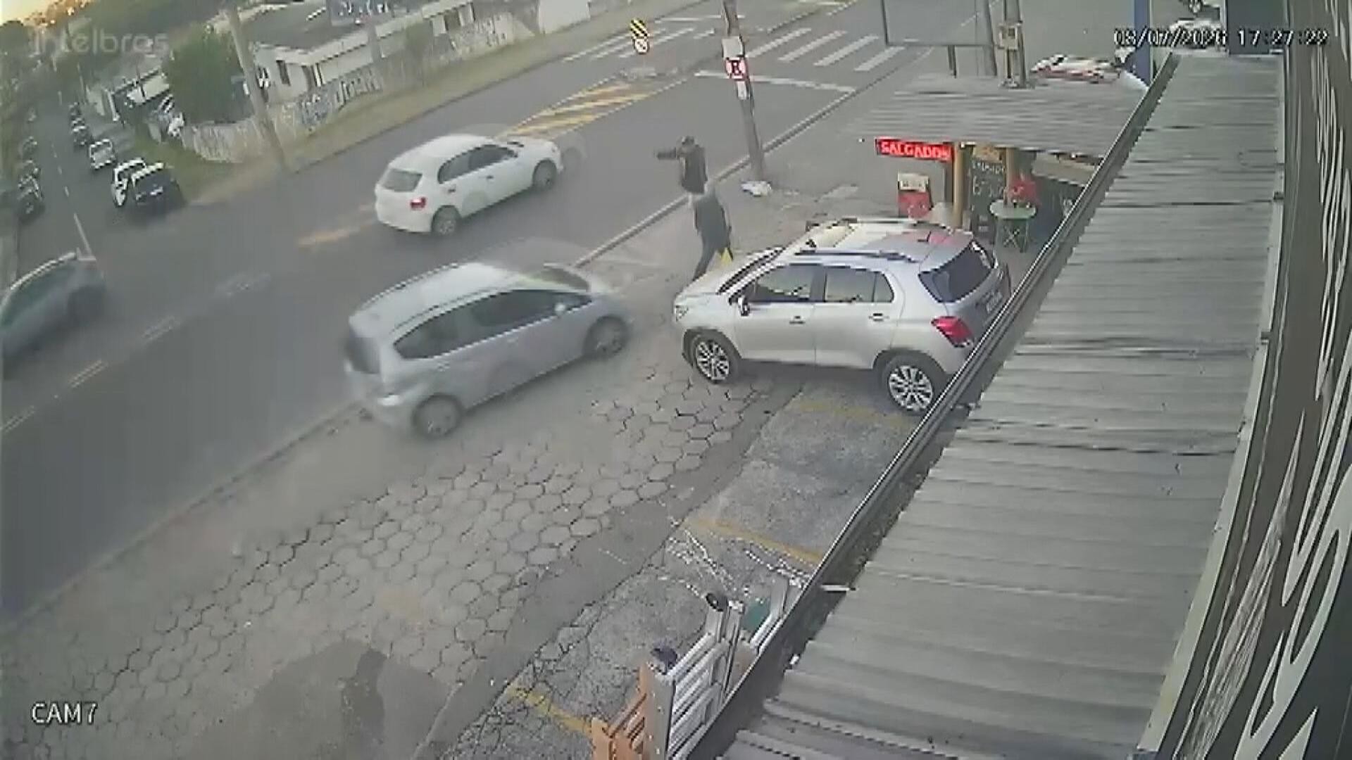 Idoso morre após ser atropelado na calçada em Curitiba; suspeita é que motorista teve 'apagão'