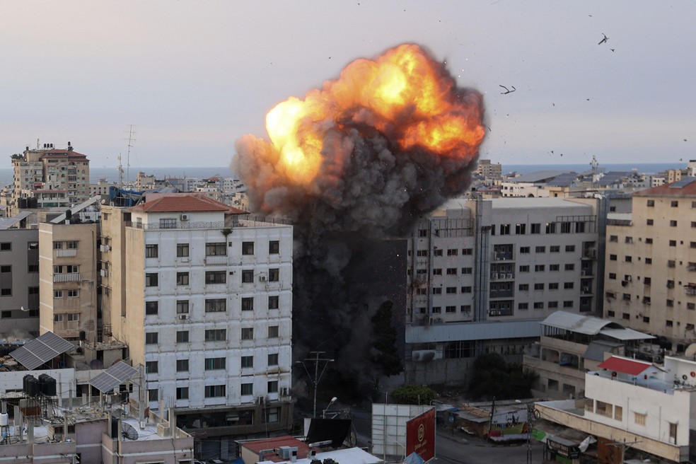 Vídeo mostra incêndio e forte explosão na Faixa de Gaza | Mundo | G1