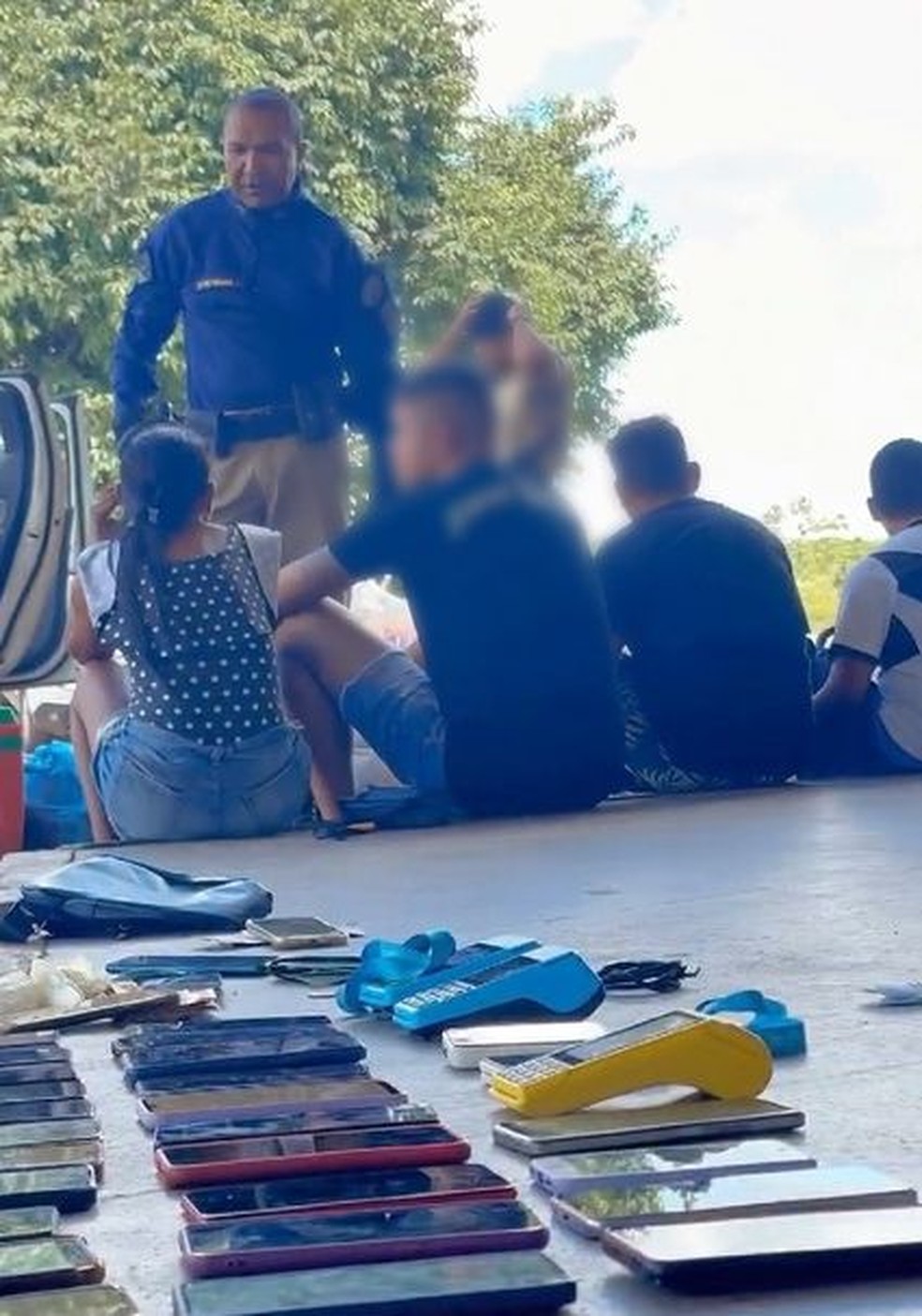 Foram presos sete homens e uma mulher, segundo a PM — Foto: Divulgação/Polícia Militar