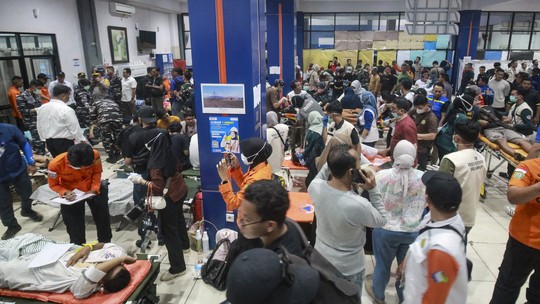 Mais de 120 estão desaparecidos após balsa afundar na Indonésia; 6 morrem