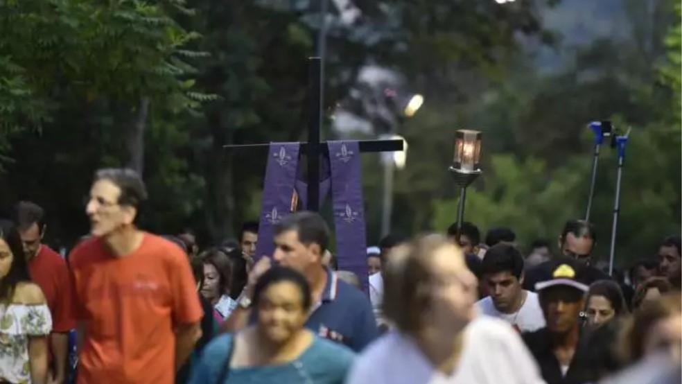 Imagem de arquivo - Via Sacra reúne 5 mil fiéis para rezar de madrugada no alto de morro em Aparecida, SP — Foto: Thiago Leon/A12