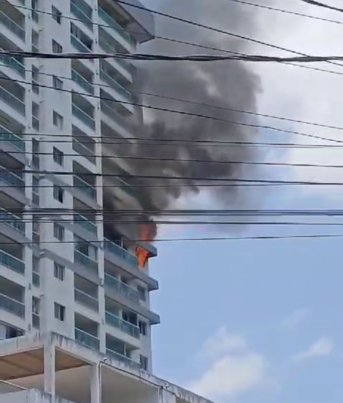 VÍDEO: Incêndio atinge apartamento em condomínio em São Luís