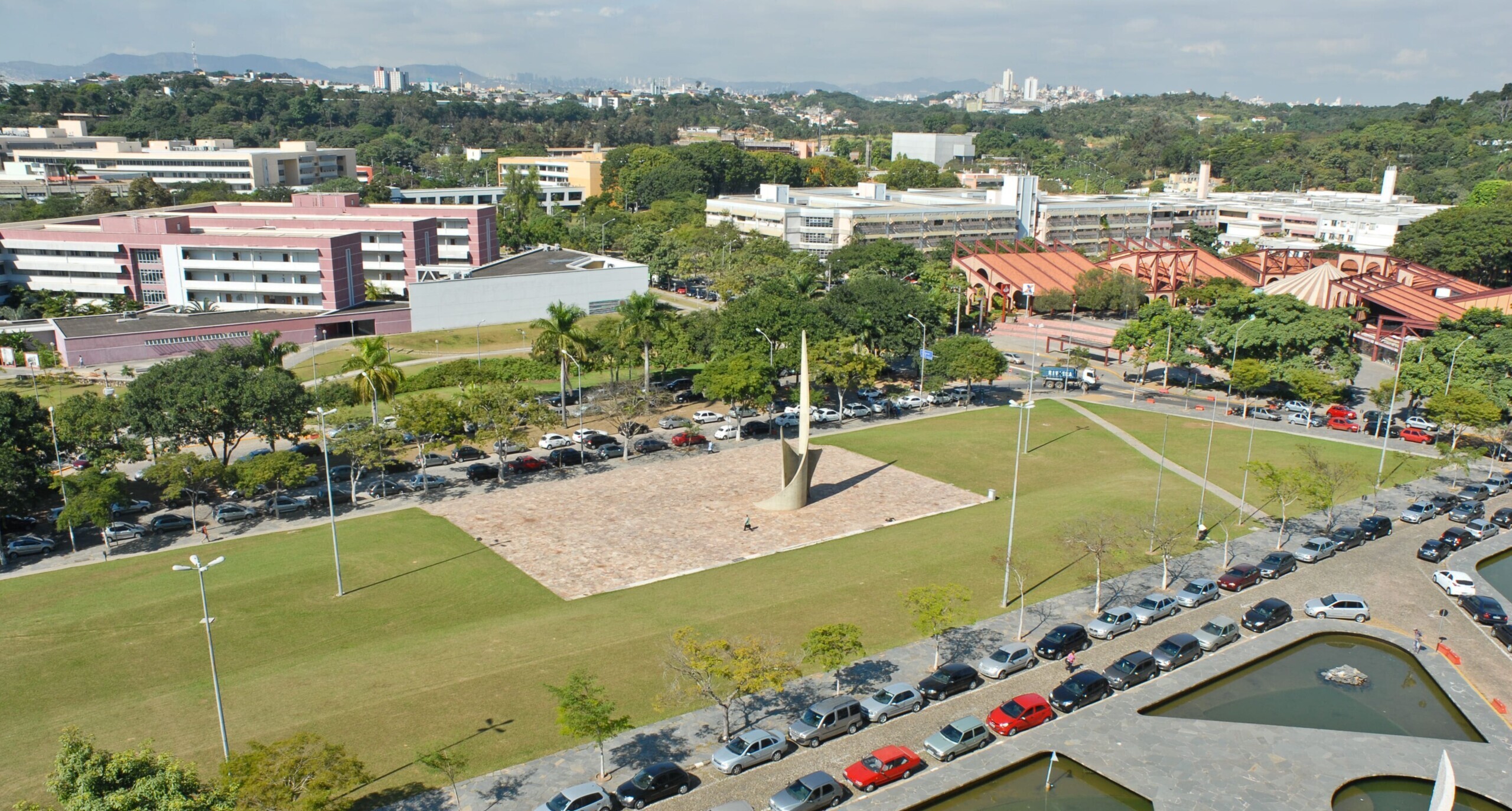 Justiça determina que UFMG altere regra que prejudica candidatos negros a ingressar na pós-graduação