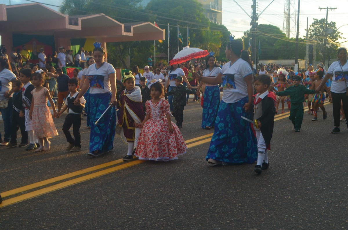 Desfile cívico na Avenida FAB reúne 2,5 mil alunos de 50 escolas de