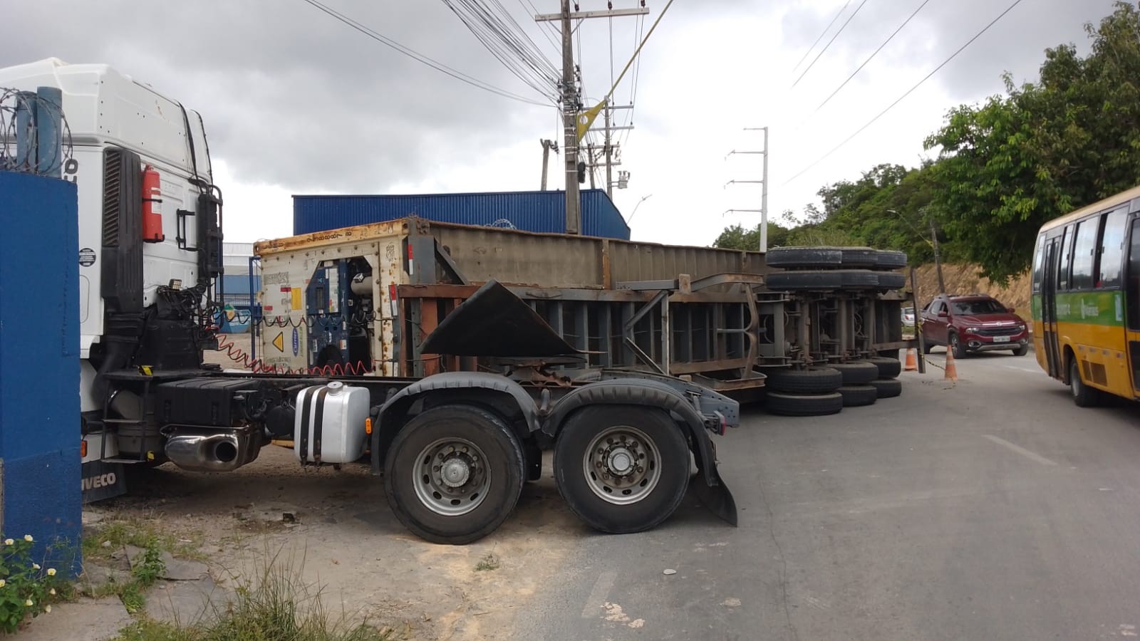 Contêiner de carreta tomba e causa lentidão no transito da Avenida Autaz Mirim