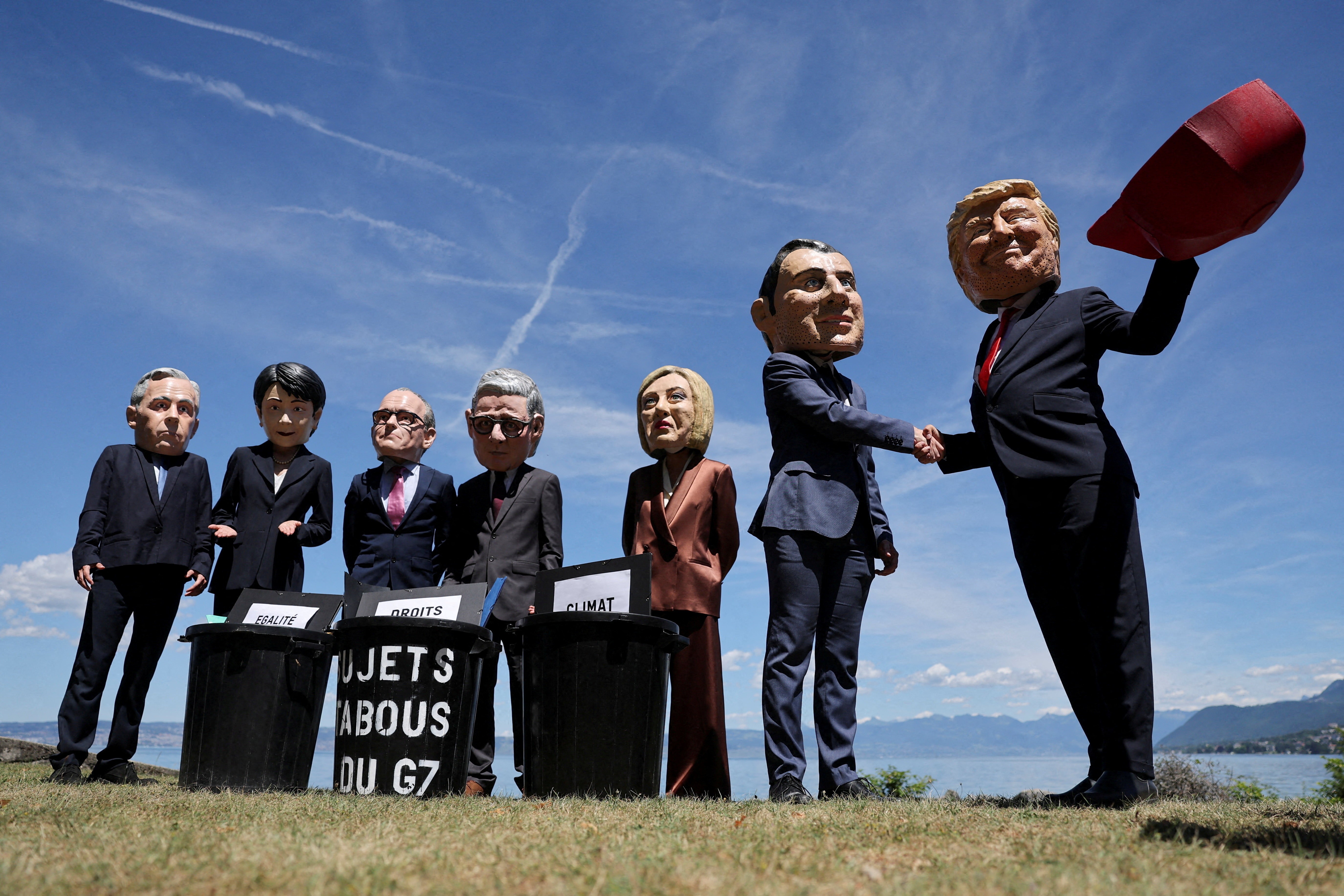 Manifestantes quebram janelas e ateiam fogo à Tesla em marcha contra o G7 em Genebra