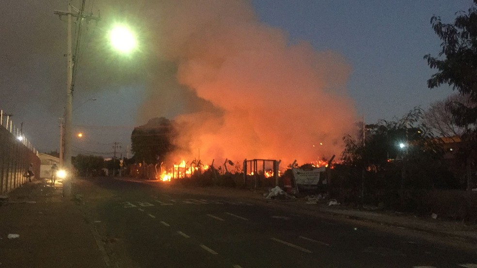 Incêndio em ponto de apoio causa muita fumaça em Rio Preto (SP) — Foto: Arquivo pessoal