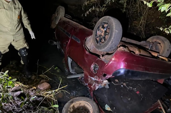 Carro cai de ponte e deixa um morto e dois feridos em MS