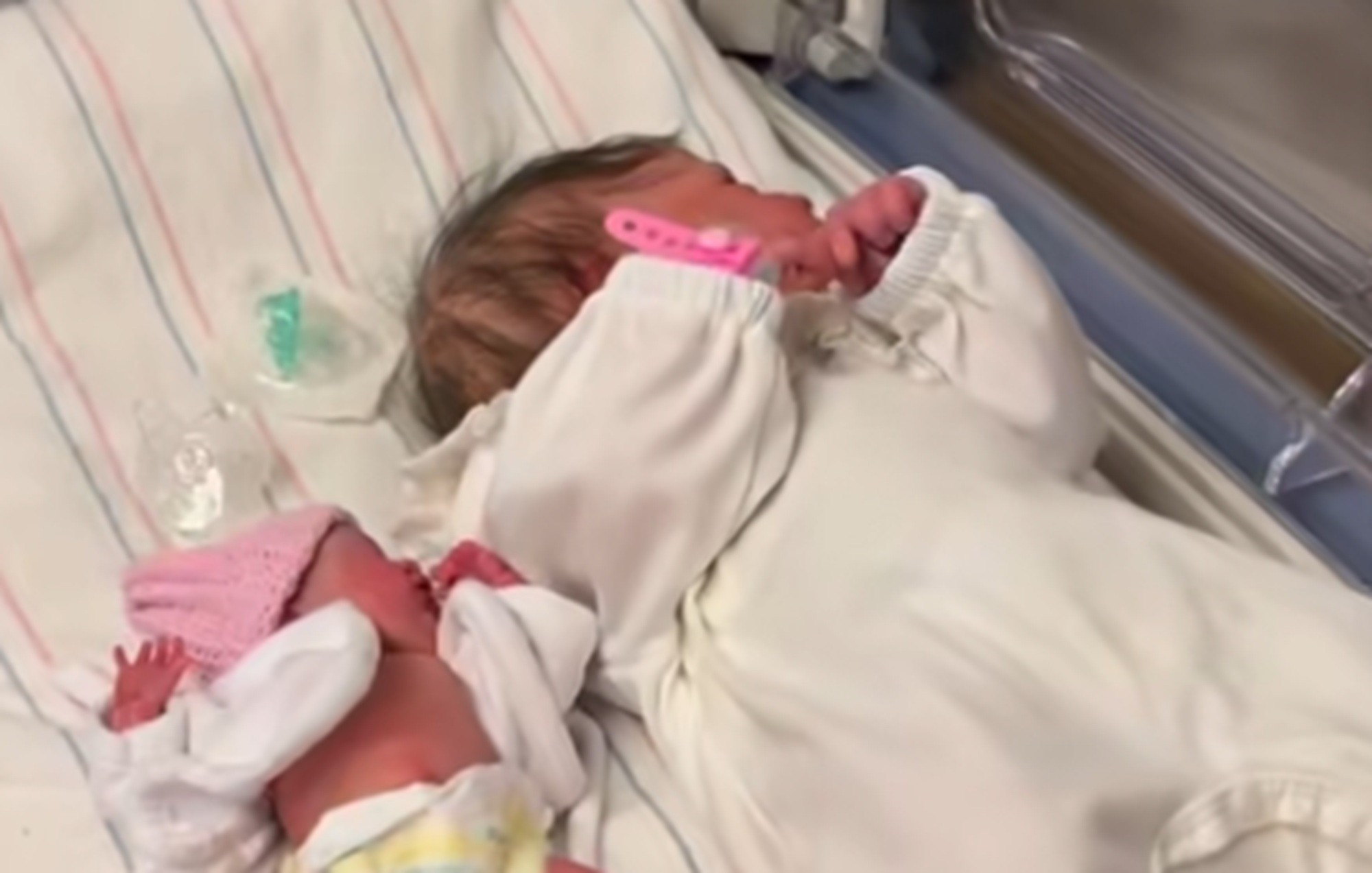 É #FAKE que vídeo mostre bebês gêmeos que nasceram com tamanhos diferentes; cena exibe bonecas 'reborn'