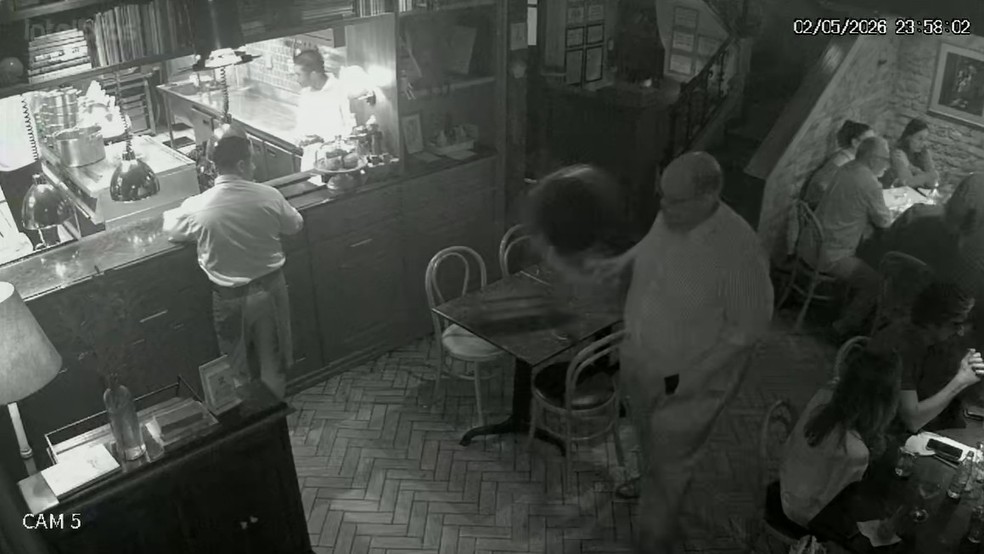 Ed Motta arremessa cadeira em restaurante — Foto: Reprodução