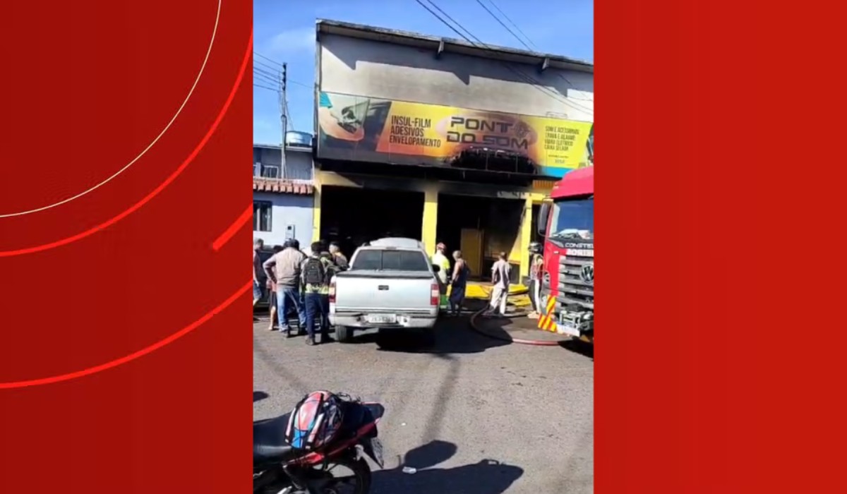Empresa de som automotivo pega fogo na Zona Norte de Manaus; VÍDEO