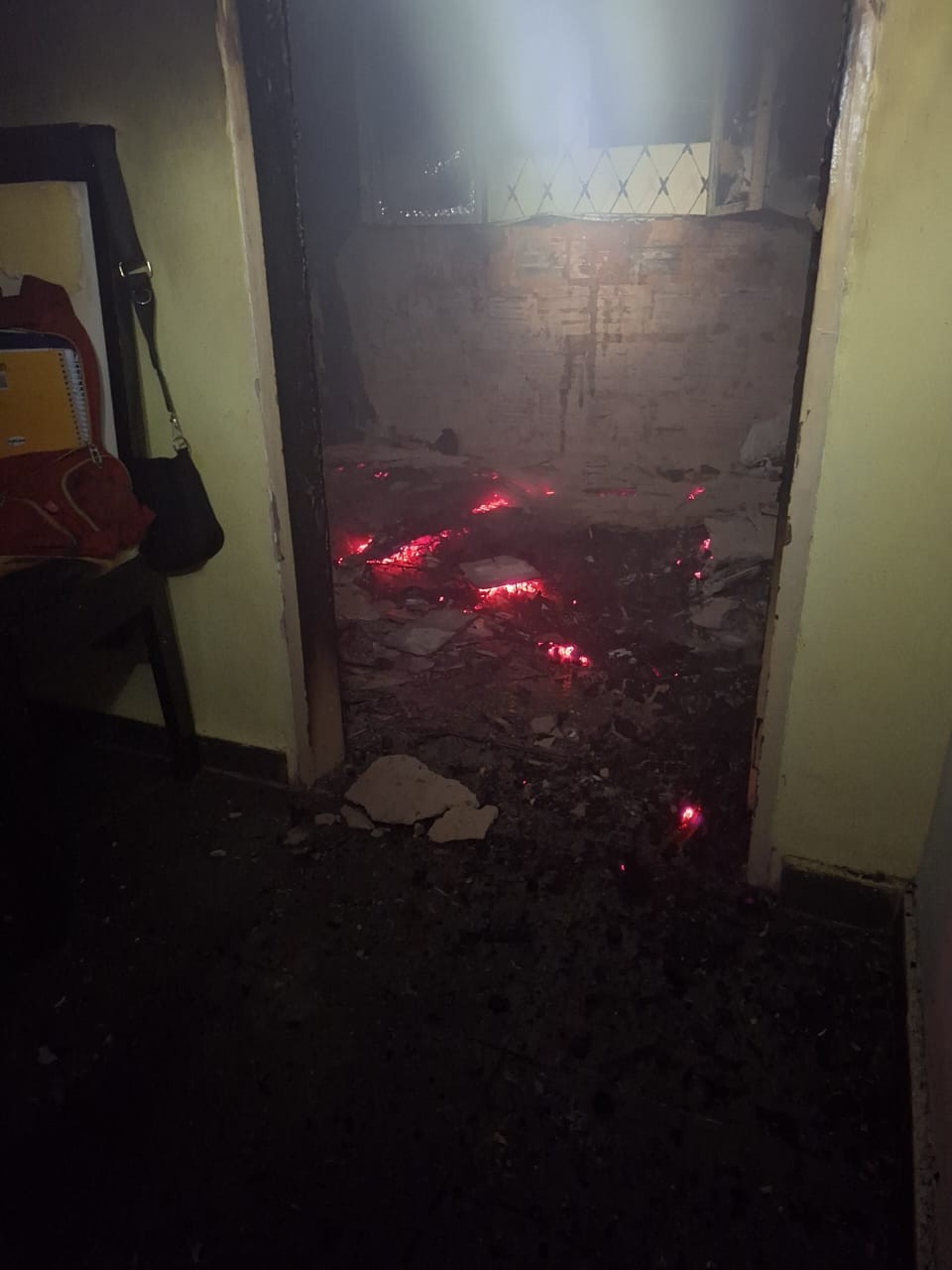 Bituca de cigarro pode ter provocado incêndio em quarto de apartamento, em Montes Claros