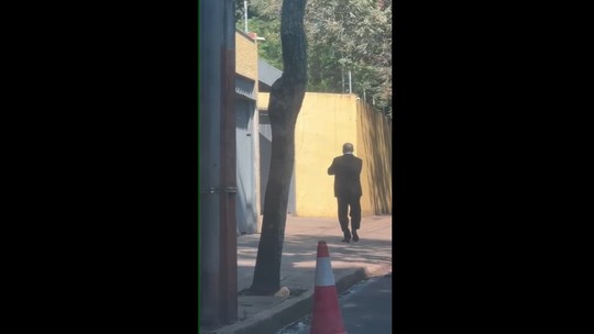É #FAKE que homem filmado atirando em si mesmo seja condenado pelo 8 de Janeiro e que caso ocorreu na 'porta de Moraes' - Vídeo mostra ataque contra consulado do Brasil no Paraguai. Assessoria do STF diz que não foi localizado processo recente da Corte em nome da pessoa citada na mensagem falsa.