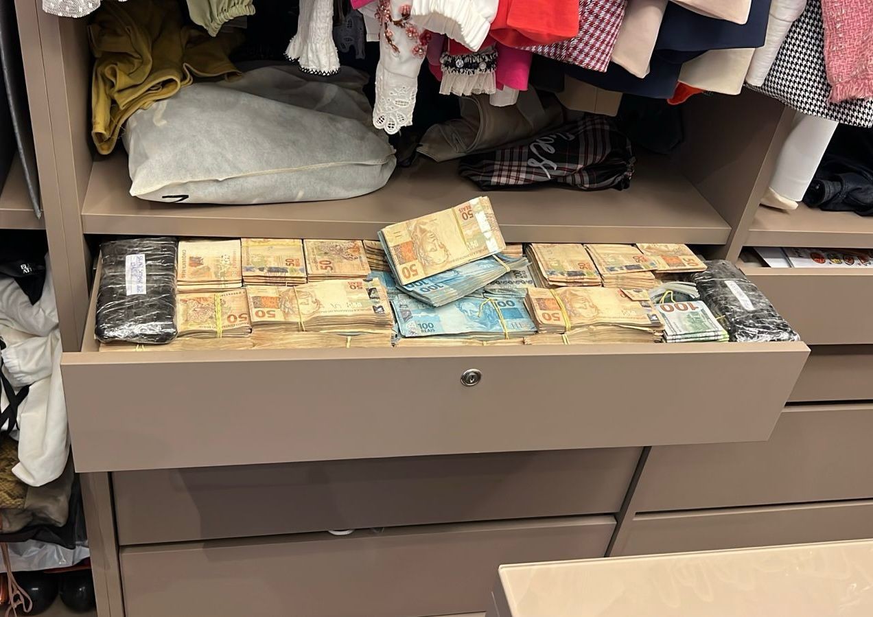 Dinheiro é encontrado em gavetas durante operação da PF contra desvios milionários de emendas parlamentares na Bahia