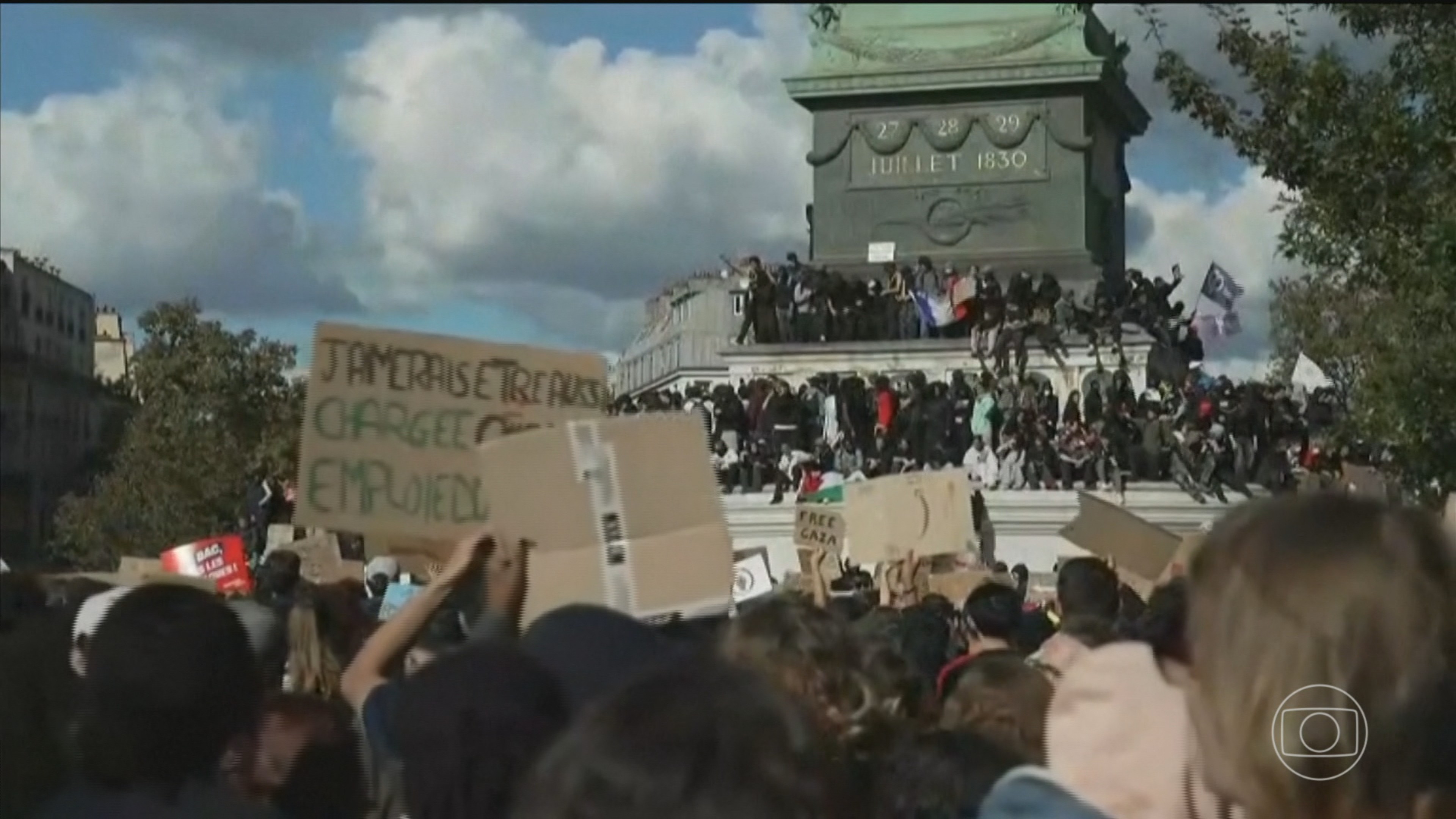 Estudantes voltam às ruas na França em protestos por melhores condições no ensino público