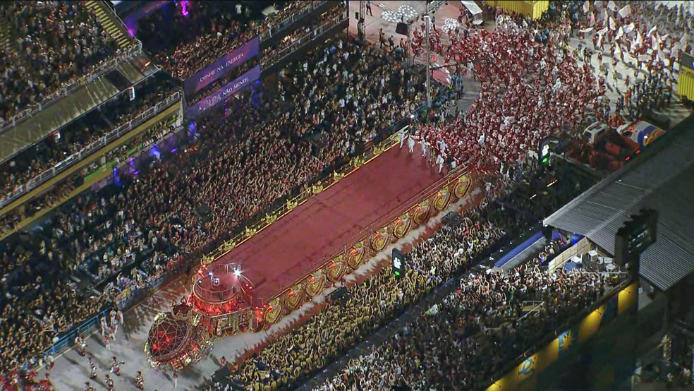 Ciça e a bateria sobem no último carro da Viradouro — Foto: Reprodução/TV Globo