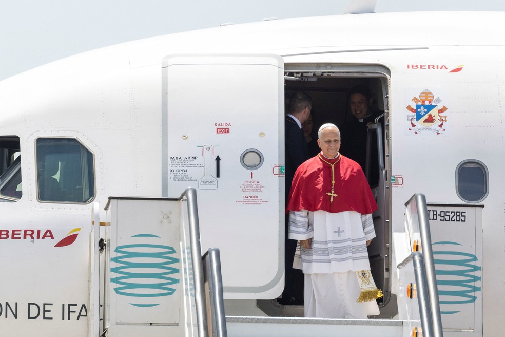 Papa Leão XIV desembarca do avião papal ao chegar ao Aeroporto de Barcelona, para dar continuidade à sua viagem apostólica, em Barcelona, Espanha, em 9 de junho de 2026. — Foto: Marta Perex/Pool via Reuters