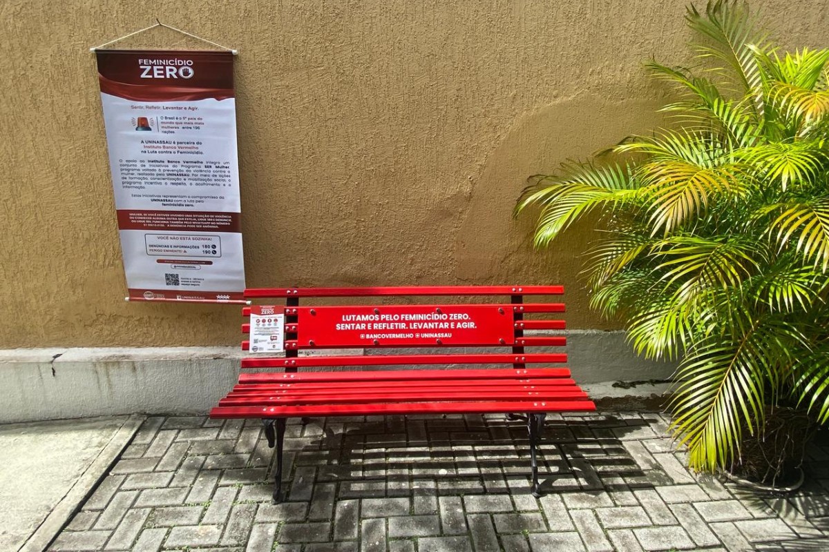 Banco Vermelho é instalado na Justiça Federal de Caruaru durante campanha Agosto Lilás