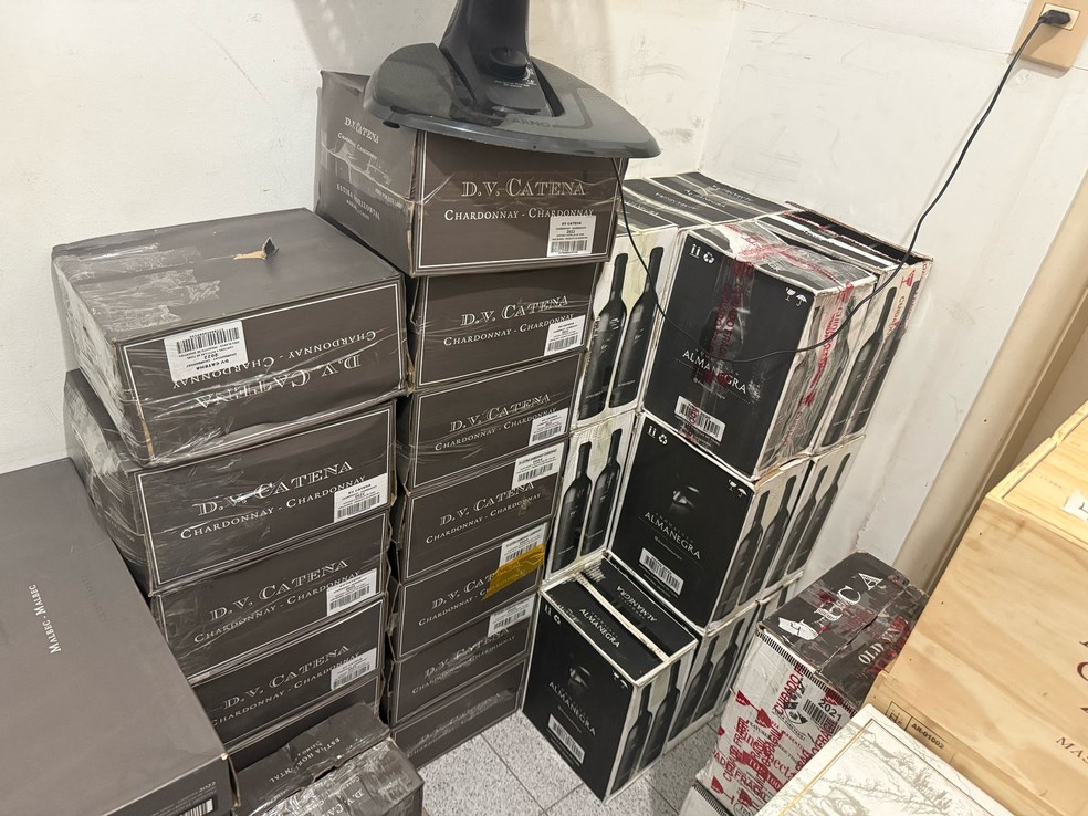 PF prende uma pessoa e apreende 246 caixas de vinho em operação que investiga comércio ilegal da bebida na Bahia — Foto: Polícia Federal