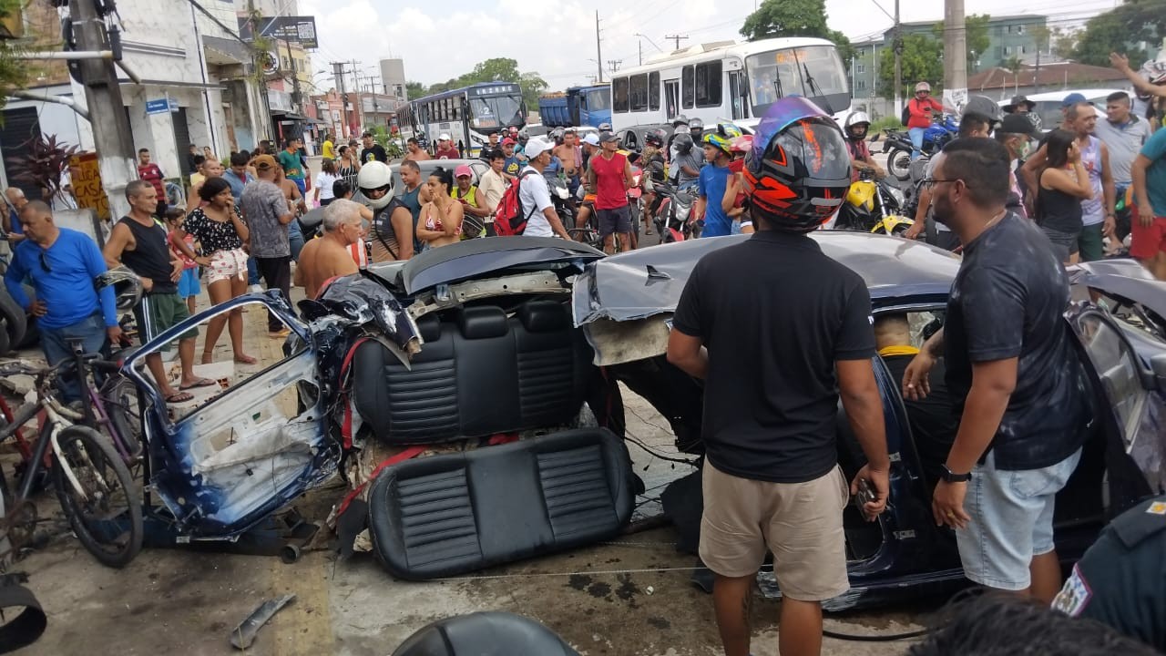 Carro atropela pedestre e invade estabelecimento comercial na Augusto Montenegro, em Belém