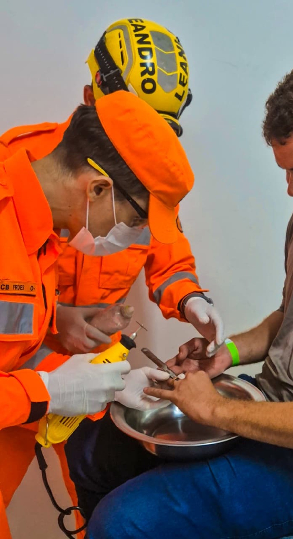 Bombeiros socorrem homem que ficou com aliança presa no dedo ao descer de caminhão em Januária