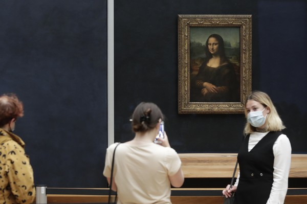 Quadro da Monalisa é atacado com torta no Louvre; relembre