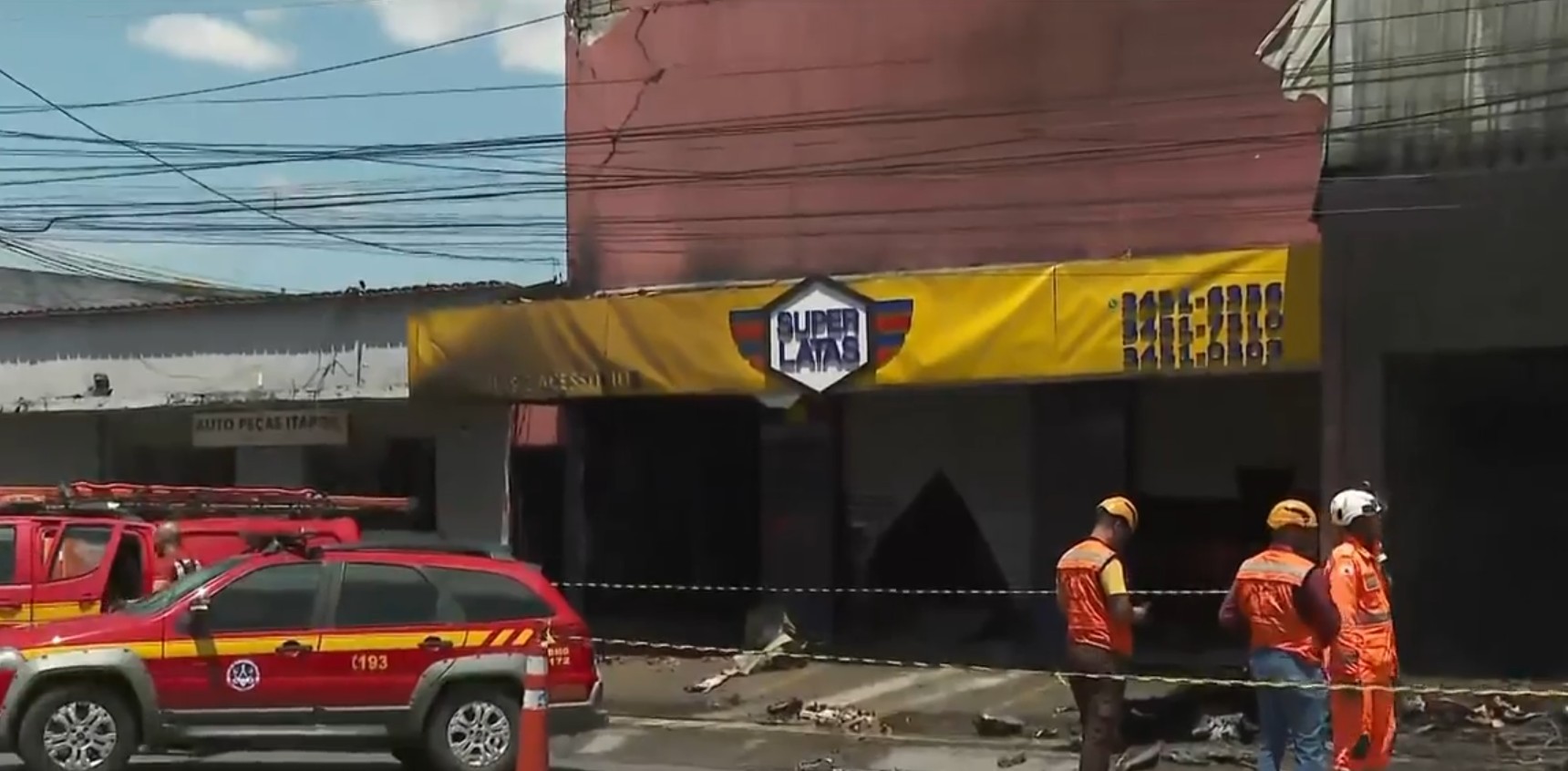 Incêndio de mais de 18 horas em lojas de pneus interdita 3 imóveis em BH