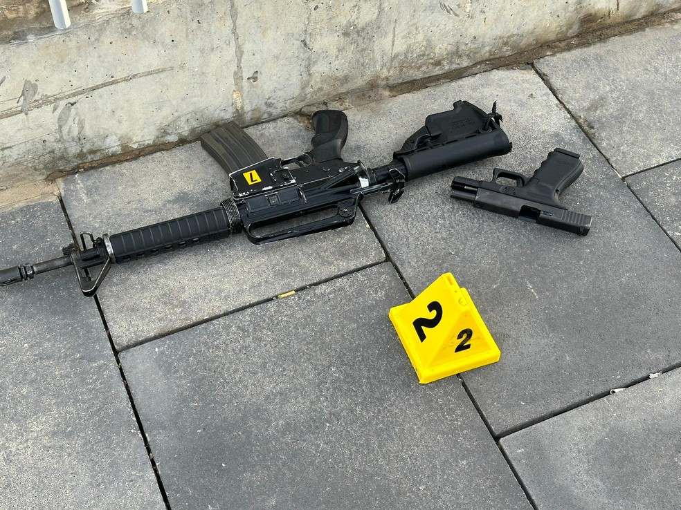 Armas utilizadas no ataque a civis em Jerusalém em 30 de novembro de 2023 — Foto: Divulgação/Polícia de Israel
