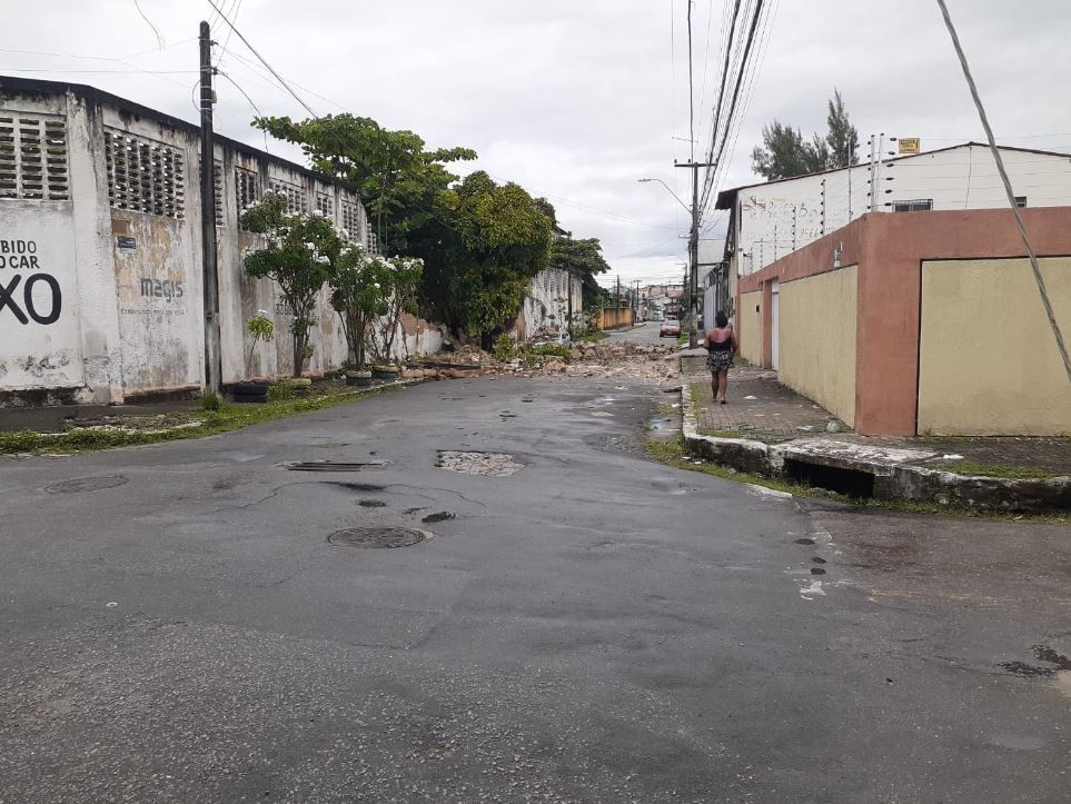 Muro desaba sobre carro em Fortaleza; vídeo