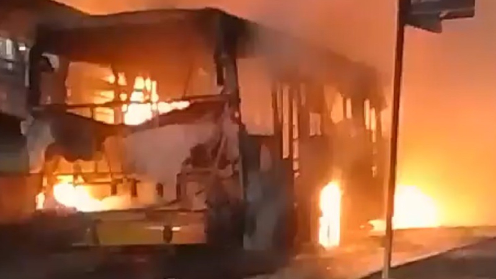 Ônibus são incendiados e travam o trânsito em avenidas de Salvador