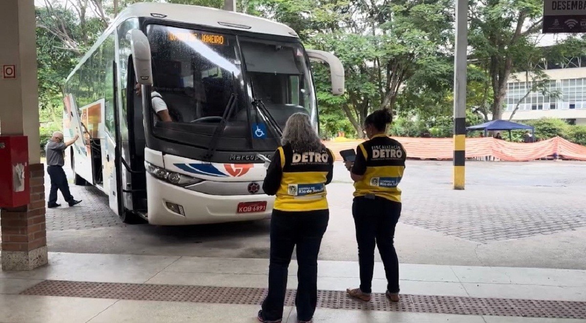 Operação do Detro fiscaliza mais de 50 ônibus e vans intermunicipais em Petrópolis e Teresópolis