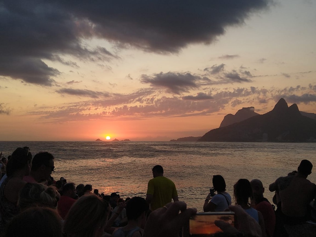 Arpoador lotado tem aplausos para pôr do sol na última sexta-feira de ...