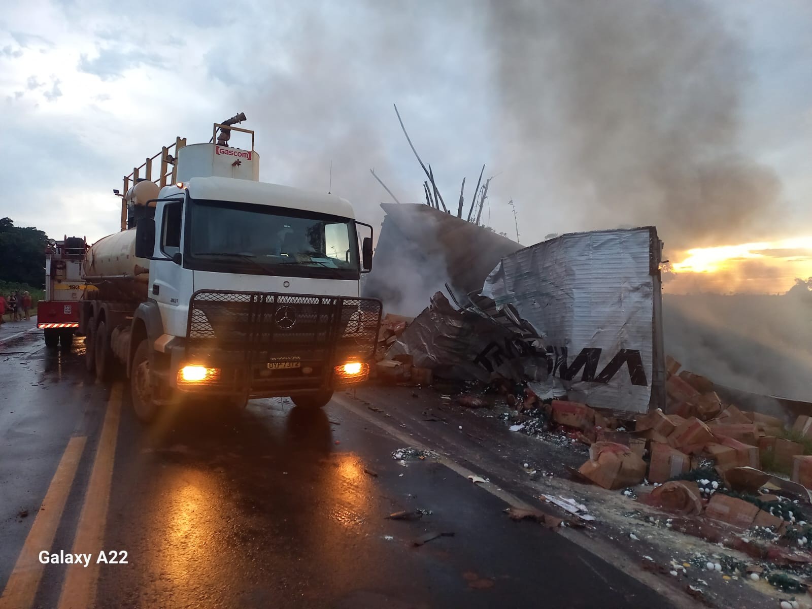 Motorista morre carbonizado em acidente entre carreta e caminhões na BR-153, em Frutal