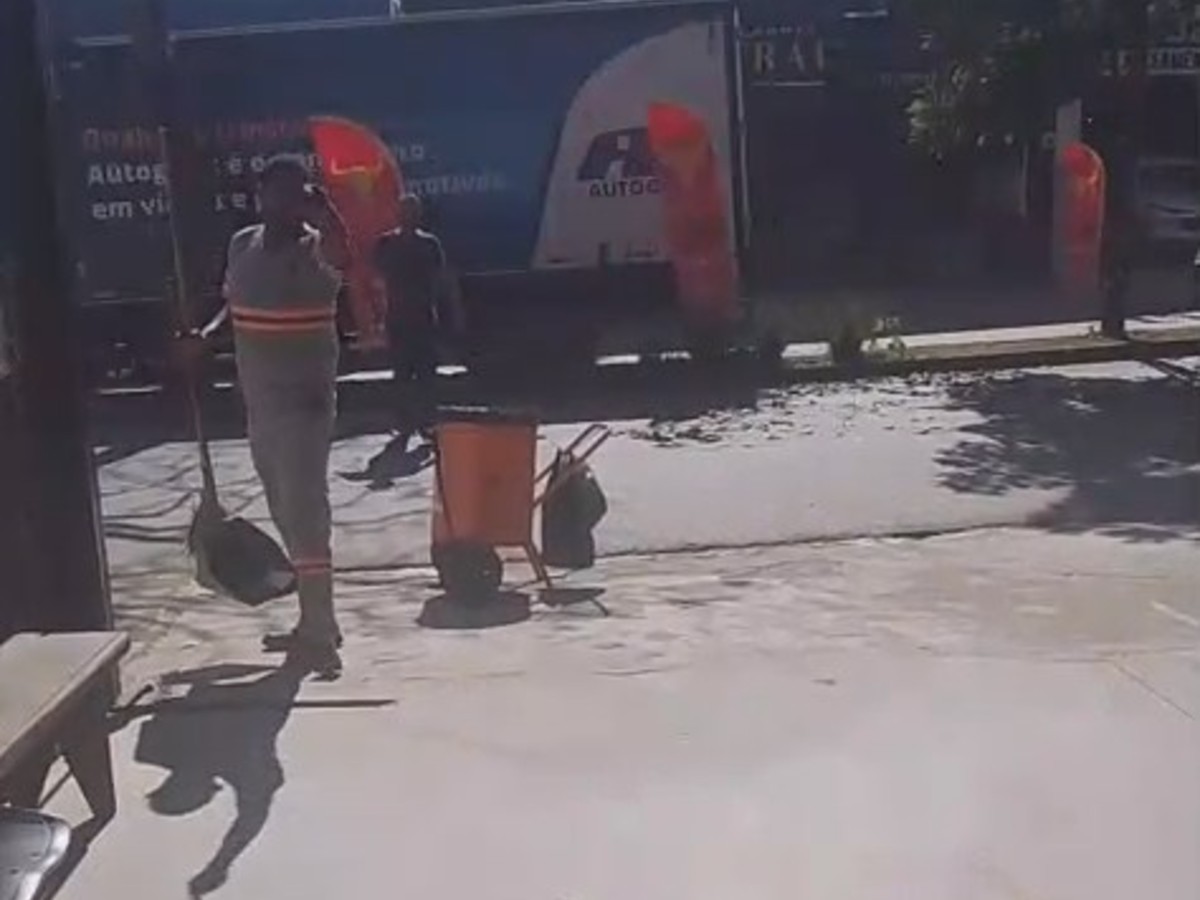 VÍDEO: morador discute com gari e espalha lixo recolhido em rua de Divinópolis