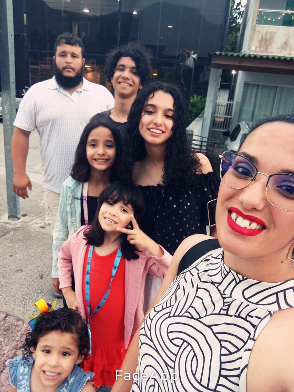 Tuane pretende aproveitar a viralização para contar mais sobre a rotina de ser mãe de 5 crianças — Foto: Divulgação/ Arquivo Pessoal