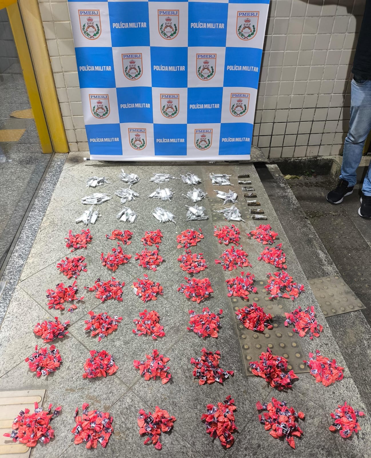 Três jovens são presos com drogas avaliadas em cerca de R$ 35 mil em Vassouras