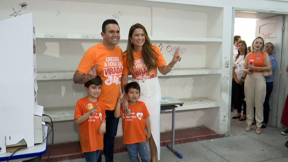O candidato à Prefeitura de Campina Grande Jhony Bezerra votou por volta das 12h30 — Foto: Ademar Trigueiro/TV Paraíba