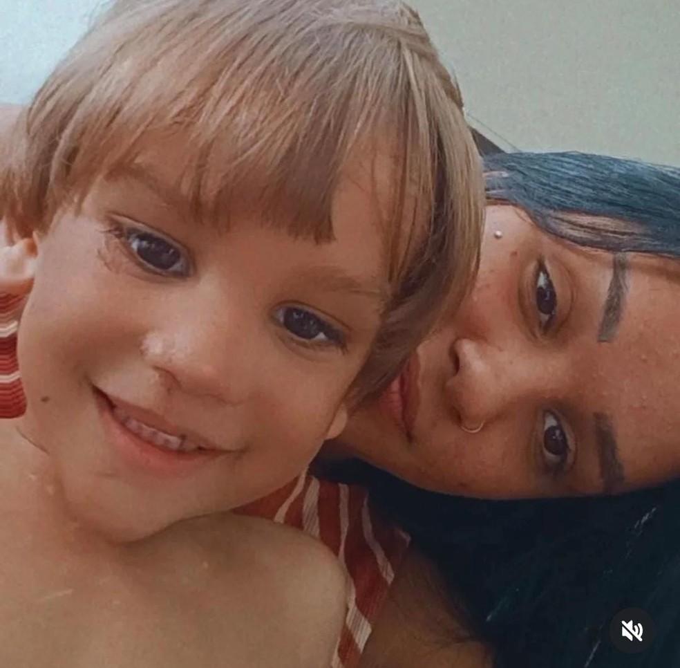 Mãe publica foto com filho nas redes sociais lamentando o crime. — Foto: Reprodução / rede social