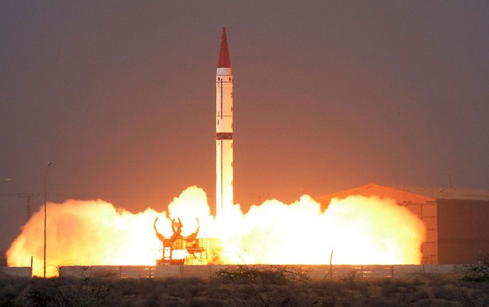 Míssil balístico do Paquistão capaz de transportar carga nuclear (dez.2015) — Foto: ISPR / AFP