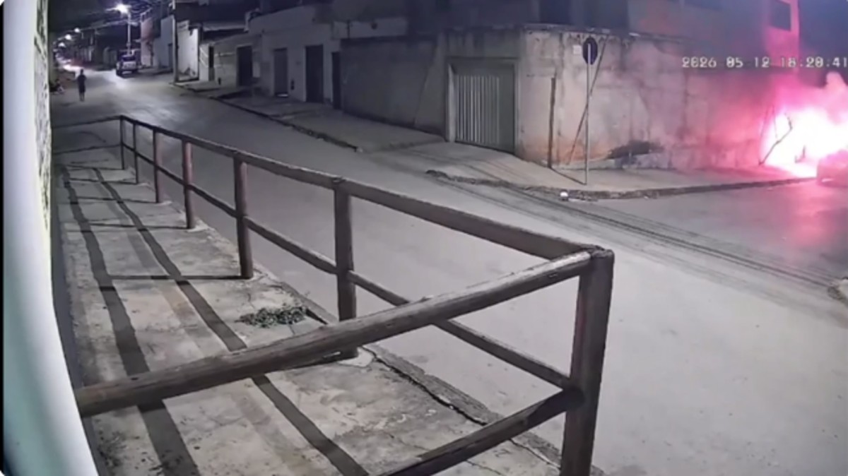 Vídeo mostra carro sendo incendiado no bairro Santa Eugênia, em Montes Claros