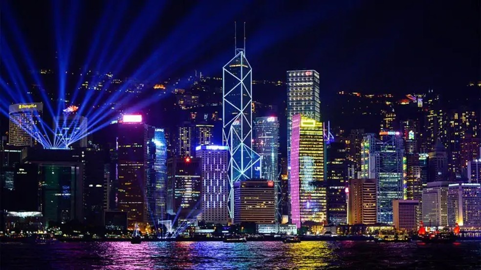 A deslumbrante Sinfonia das Luzes transforma as noites do Porto de Victoria, em Hong Kong, em uma exibição coreográfica que reúne arte e tecnologia — Foto: Getty Images