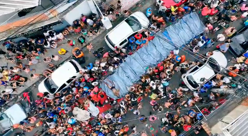 Moradores levaram corpos da mata até uma praça — Foto: Reprodução/Fantástico