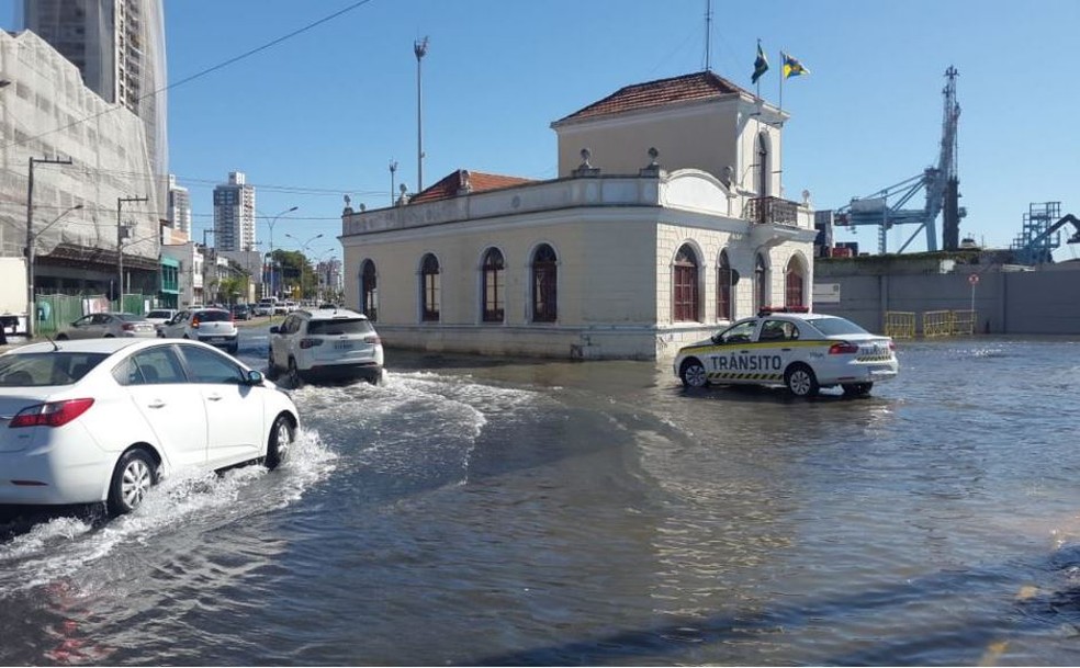 Maré alta alaga ruas de Itajaí e Florianópolis | Santa Catarina | G1