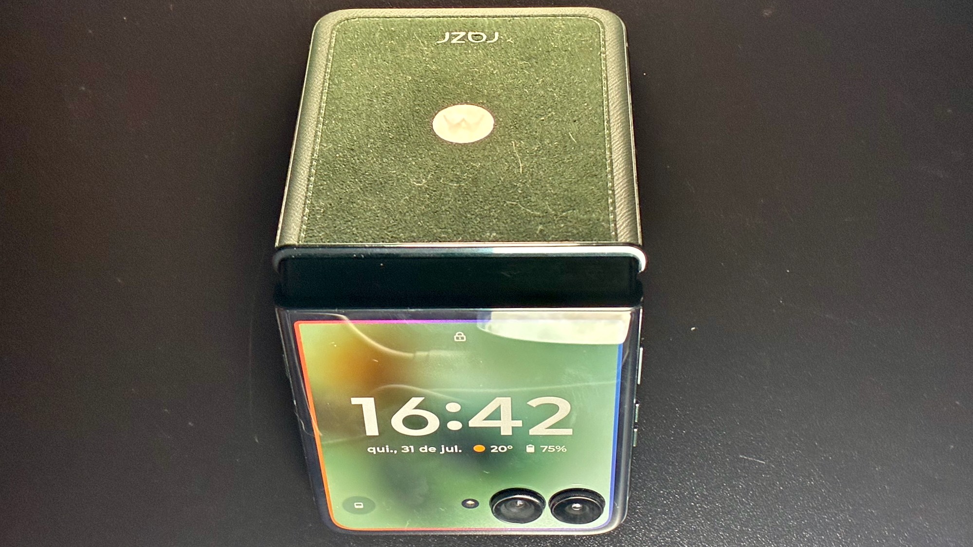 Motorola Razr 60 Ultra semiaberto, visto pelo lado externo. — Foto: Henrique Martin/g1