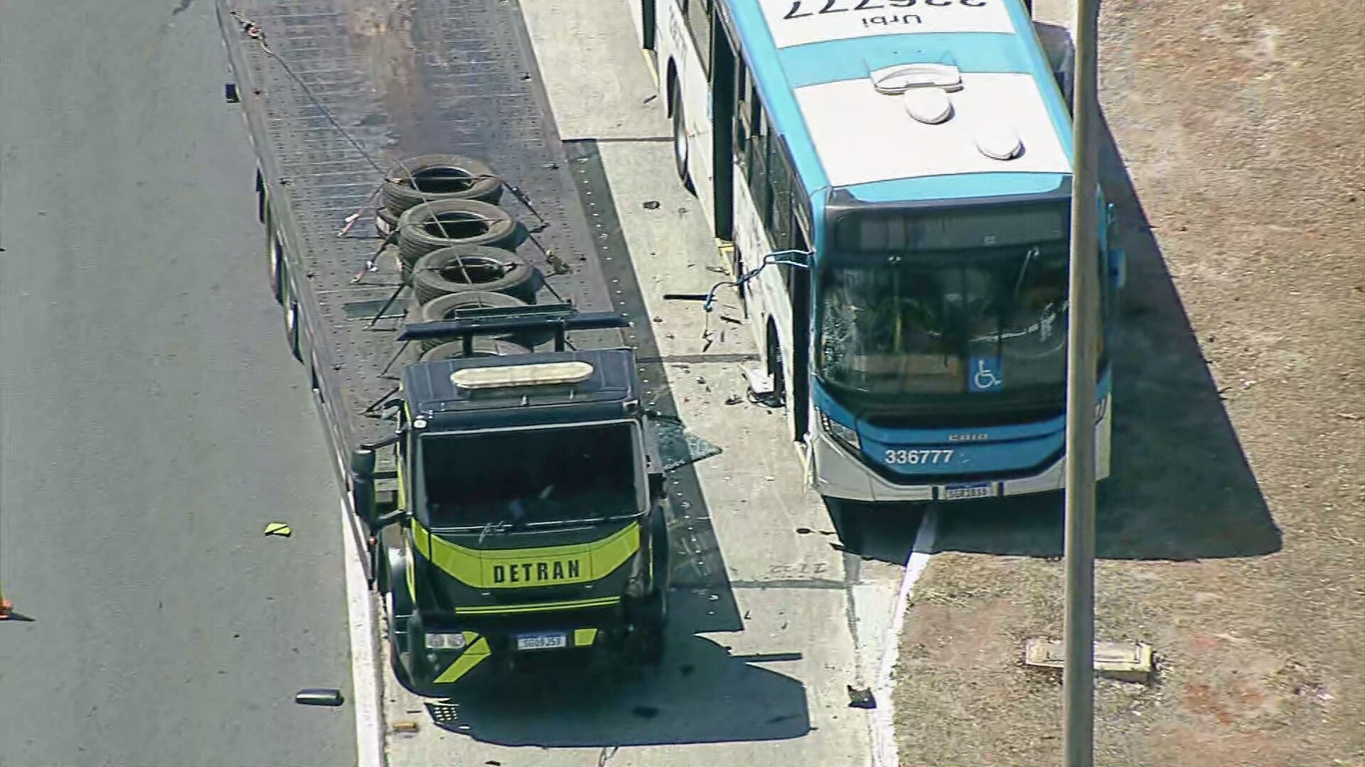 Caminhão do Detran e ônibus colidem na EPTG