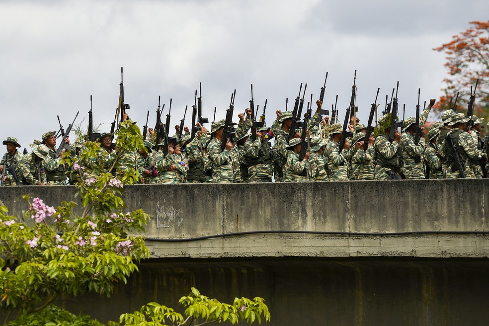 Militares fazem treinamento em Caracas, na Venezuela — Foto: Matias Delacroix/AP Photo